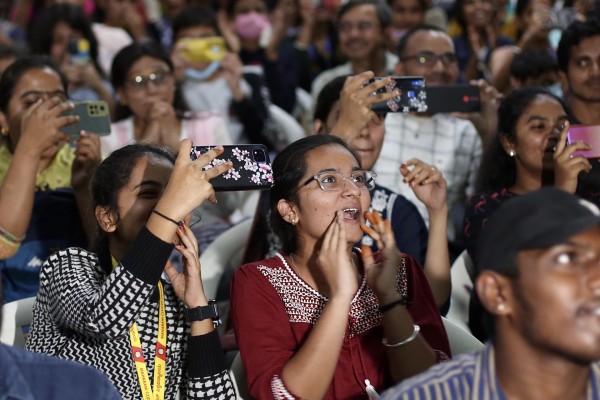 En la imagen, estudiantes indios observan el 14 de julio de 2023, el lanzamiento de Chandrayaan-3 desde el Centro Espacial Satish Dhawan (SDSC) en Sriharikota, distrito de Tirupati de Andhra Pradesh. En la imagen, estudiantes indios observan el 14 de julio de 2023, el lanzamiento de Chandrayaan-3 desde el Centro Espacial Satish Dhawan (SDSC) en Sriharikota, distrito de Tirupati de Andhra Pradesh.