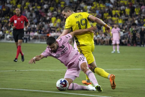 Messi no solo ganó este sábado 19 de agosto su primer título con el Inter Miami sino que, con 44 trofeos, igualó a Dani Alves como el futbolista con más títulos de la historia. Messi no solo ganó este sábado 19 de agosto su primer título con el Inter Miami sino que, con 44 trofeos, igualó a Dani Alves como el futbolista con más títulos de la historia.