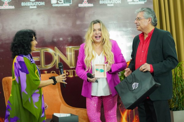 Ednita Nazario recibió un regalo de parte de Probidsida Ednita Nazario recibió un regalo de parte de Probidsida