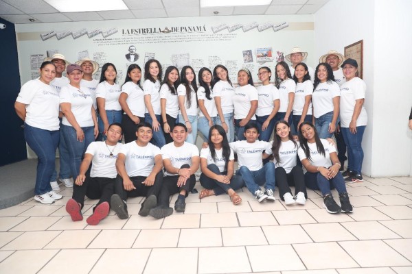 Jóvenes finalistas de la categoría baile de las zonas oeste, centro y este. Jóvenes finalistas de la categoría baile de las zonas oeste, centro y este.