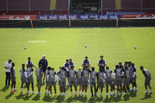 Jugadores de la selección panameña de fútbol participan en un entrenamiento, en el estadio Rommel Fernández. Jugadores de la selección panameña de fútbol participan en un entrenamiento, en el estadio Rommel Fernández.