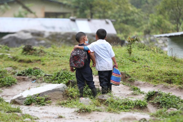 Cuando ir a la escuela es caminar horas bajo la lluvia, por río y lodo. Cuando ir a la escuela es caminar horas bajo la lluvia, por río y lodo.