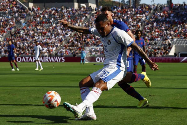 Eric Davis domina la bola en el partido de la semifinal de la Copa Oro 2023. Eric Davis domina la bola en el partido de la semifinal de la Copa Oro 2023.