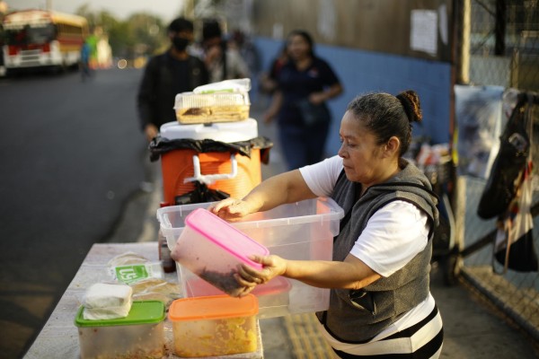 Una mujer vende alimentos en San Salvador, en una fotografía de archivo. Una mujer vende alimentos en San Salvador, en una fotografía de archivo.