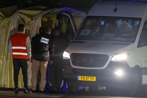 Uno de los dos rehenes ruso-israelíes liberados sube a una camioneta después de desembarcar de un helicóptero del Ejército israelí. EFE/EPA/CHRISTOPHE PETIT TESSON Uno de los dos rehenes ruso-israelíes liberados sube a una camioneta después de desembarcar de un helicóptero del Ejército israelí. EFE/EPA/CHRISTOPHE PETIT TESSON