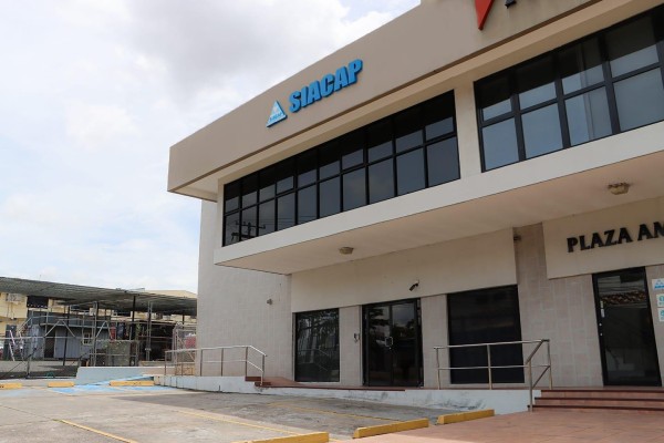 Fachada de la plaza donde se ubican las oficinas del Siacap en la Plaza América en la calle Jorge Zarak. Fachada de la plaza donde se ubican las oficinas del Siacap en la Plaza América en la calle Jorge Zarak.