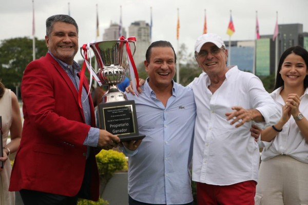 Andrés Farrugia Jr., a nombre de la familia homenajeada, entrega la copa del triunfo a Manuel Grimaldo. Andrés Farrugia Jr., a nombre de la familia homenajeada, entrega la copa del triunfo a Manuel Grimaldo.