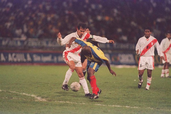 Juan Reynoso como capitán de la Selección peruana. Juan Reynoso como capitán de la Selección peruana.