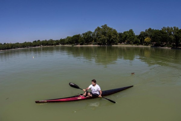 En la imagen de archivo, un hombre hace deporte en una piragua en la Casa de Campo en Madrid. En la imagen de archivo, un hombre hace deporte en una piragua en la Casa de Campo en Madrid.
