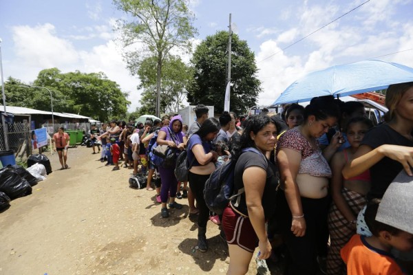Migrantes hacen fila en el sector de Lajas Blancas, en Darién (Panamá). Migrantes hacen fila en el sector de Lajas Blancas, en Darién (Panamá).