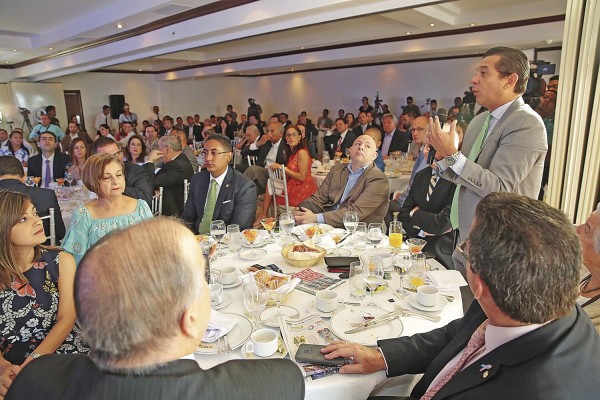 Los presentes expusieron sus inquietudes en el foro. Los presentes expusieron sus inquietudes en el foro.