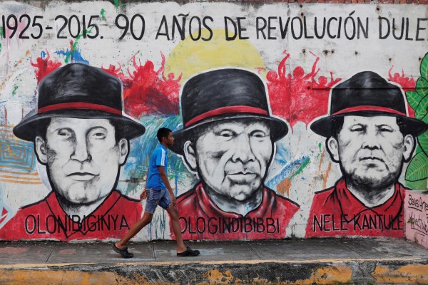Una persona camina frente a un mural conmemorativo a la revolución Dule de la comarca Guna Yala. Una persona camina frente a un mural conmemorativo a la revolución Dule de la comarca Guna Yala.
