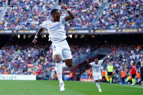 El defensa austriaco del Real Madrid David Alaba celebra el 0-1 ante el Barcelona, este domingo en el estadio Camp Nou de Barcelona. El defensa austriaco del Real Madrid David Alaba celebra el 0-1 ante el Barcelona, este domingo en el estadio Camp Nou de Barcelona.