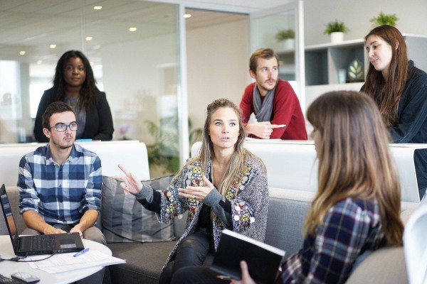 Hay estudios que indican que tener a las mujeres al frente de las empresas generan buenos resultados para la organización. Hay estudios que indican que tener a las mujeres al frente de las empresas generan buenos resultados para la organización.