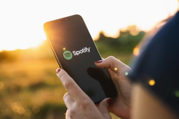 Imagen ilustrativa donde una persona con un móvil tiene la aplicación de Spotify. Imagen ilustrativa donde una persona con un móvil tiene la aplicación de Spotify.