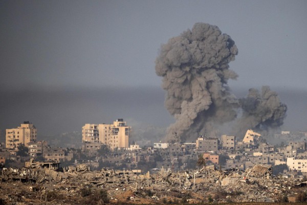 Columnas de humo tras un ataque israelí en la zona norte de la Franja de Gaza, visto desde Sderot al sur de Israel, este jueves. Columnas de humo tras un ataque israelí en la zona norte de la Franja de Gaza, visto desde Sderot al sur de Israel, este jueves.
