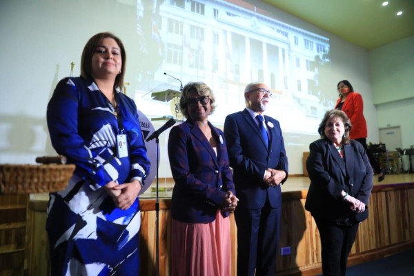 Ana Belén Araúz, secretaria de la Comisión Centenario; Ivette Berrio, viceministra de salud; Elías García Mayorca, director médico general del HST y Tita Méndez. Ana Belén Araúz, secretaria de la Comisión Centenario; Ivette Berrio, viceministra de salud; Elías García Mayorca, director médico general del HST y Tita Méndez.