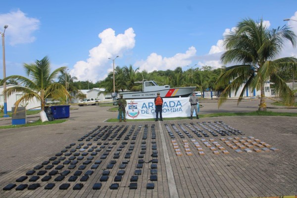 Armada de Colombia incauta 350 kilos de cocaína avaluada en más de $11 millones. Además capturan a cuatro personas en una embarcación tipo 'go fast'. Armada de Colombia incauta 350 kilos de cocaína avaluada en más de $11 millones. Además capturan a cuatro personas en una embarcación tipo 'go fast'.