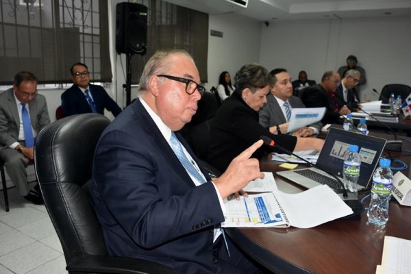 En el presupuesto que se sustento Lau Cortés se estableció un total de 350 millones de dólares para inversiones físicas. En el presupuesto que se sustento Lau Cortés se estableció un total de 350 millones de dólares para inversiones físicas.