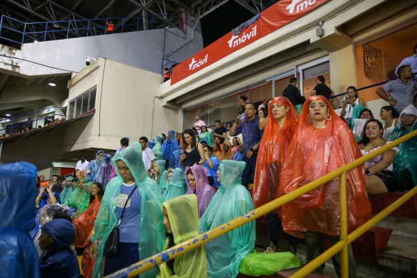 El concierto se vió afectado por una fuerte lluvia y tormenta eléctrica El concierto se vió afectado por una fuerte lluvia y tormenta eléctrica