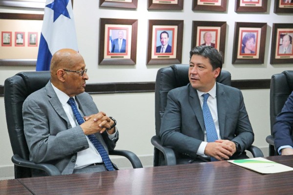 En la entrega de los fondos estuvo presente el ministro de Economía y Finanzas, Héctor Alexander (izq.). En la entrega de los fondos estuvo presente el ministro de Economía y Finanzas, Héctor Alexander (izq.).