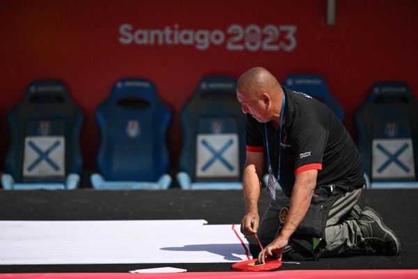 Un trabajador hace preparativos en el Estadio Nacional antes de la ceremonia de inauguración de los Juegos Panamericanos Santiago 2023, en Santiago, Chile. Un trabajador hace preparativos en el Estadio Nacional antes de la ceremonia de inauguración de los Juegos Panamericanos Santiago 2023, en Santiago, Chile.