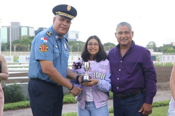 Ernesto De León, Director General del Benemérito Cuerpo de Bomberos entregó el trofeo del triunfo a Fabiola Fanilla. Ernesto De León, Director General del Benemérito Cuerpo de Bomberos entregó el trofeo del triunfo a Fabiola Fanilla.