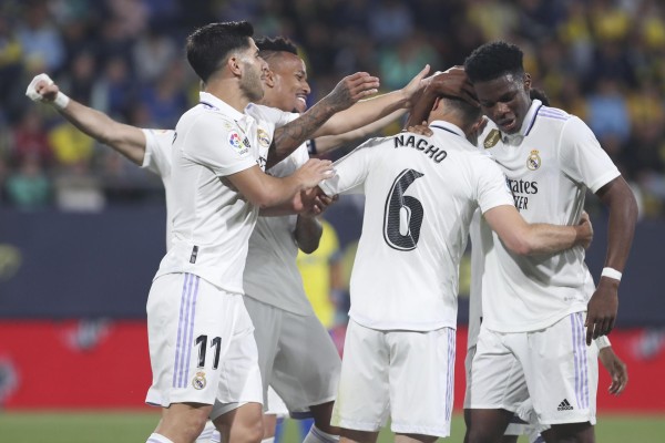 Los jugadores del Real Madrid felicitan a Nacho Fernández (2-d) tras marcar el primer gol ante el Cádiz, durante el partido de LaLiga que enfrenta este sábado al Cádiz CF y al Real Madrid FC en el estadio Nuevo Mirandilla Los jugadores del Real Madrid felicitan a Nacho Fernández (2-d) tras marcar el primer gol ante el Cádiz, durante el partido de LaLiga que enfrenta este sábado al Cádiz CF y al Real Madrid FC en el estadio Nuevo Mirandilla