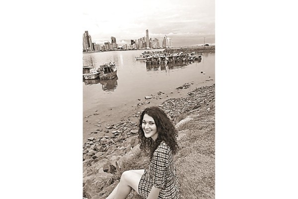 Elisa, originaria de Turín, Italia, migró a Panamá junto a sus padres en 2015 para poder estudiar la Universidad. Elisa, originaria de Turín, Italia, migró a Panamá junto a sus padres en 2015 para poder estudiar la Universidad.