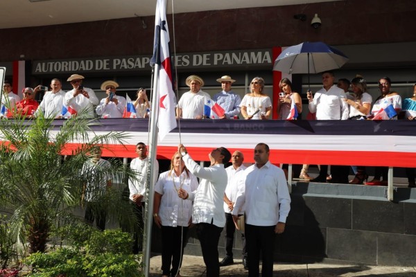 El administrador de la APAP, Omar Ahumada le concedió al Ministro de Gobierno, Roger Tejada, el honor de izar la bandera. El administrador de la APAP, Omar Ahumada le concedió al Ministro de Gobierno, Roger Tejada, el honor de izar la bandera.