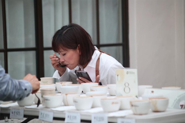 El Geisha, café de lujo de Panamá y uno de los más caros del mundo, volvió este sábado 3 de junio a conquistar el paladar de los 18 jueces internacionales de siete países El Geisha, café de lujo de Panamá y uno de los más caros del mundo, volvió este sábado 3 de junio a conquistar el paladar de los 18 jueces internacionales de siete países