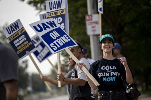 El sindicato United Auto Workers (UAW) advirtió este jueves a Toyota de que su principal objetivo ahora, tras conseguir concesiones récord de General Motors (GM), Ford y Stellantis, es sindicar a los trabajadores del fabricante japonés en Estados Unidos para mejorar sus condiciones laborales. Fotografía de archivo. El sindicato United Auto Workers (UAW) advirtió este jueves a Toyota de que su principal objetivo ahora, tras conseguir concesiones récord de General Motors (GM), Ford y Stellantis, es sindicar a los trabajadores del fabricante japonés en Estados Unidos para mejorar sus condiciones laborales. Fotografía de archivo.