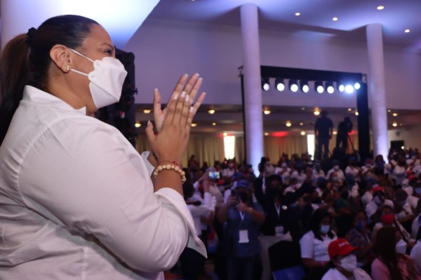Arelys González, ganó la presidencia del Frente Femenino con 329 votos frente a los 155 de Zulay Rodríguez. Arelys González, ganó la presidencia del Frente Femenino con 329 votos frente a los 155 de Zulay Rodríguez.