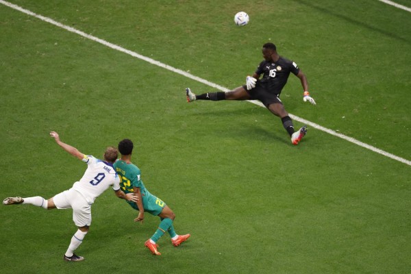 Harry Kane (i) de Inglaterra patea para anotar un gol, en un partido de los octavos de final del Mundial de Fútbol Qatar 2022 entre Inglaterra y Senegal. Harry Kane (i) de Inglaterra patea para anotar un gol, en un partido de los octavos de final del Mundial de Fútbol Qatar 2022 entre Inglaterra y Senegal.