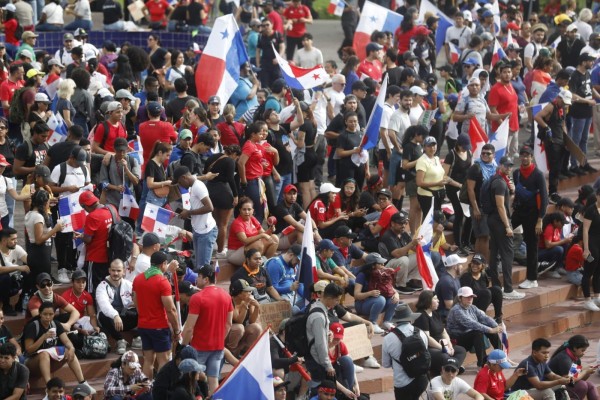 Panameños durante las protestas en la Ciudad de Panamá. Panameños durante las protestas en la Ciudad de Panamá.