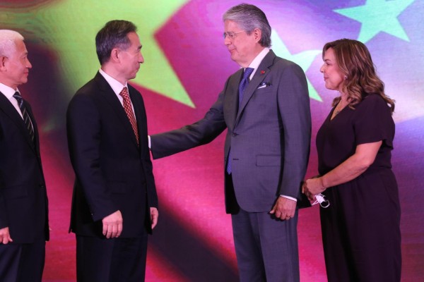 Fotografía de archivo, tomada el pasado 14 de diciembre, en la que se registró al presidente de Ecuador, Guillermo Lasso (c-d), al saludar al presidente del Consejo Chino para el Fomento del Comercio Internacional, Ren Hongbin (c-i), junto al embajador de China en Ecuador, Chen Guoyou (i), y a la primera dama de Ecuador, María de Lourdes Alcívar de Lasso, en Guayaquil (Ecuador). Fotografía de archivo, tomada el pasado 14 de diciembre, en la que se registró al presidente de Ecuador, Guillermo Lasso (c-d), al saludar al presidente del Consejo Chino para el Fomento del Comercio Internacional, Ren Hongbin (c-i), junto al embajador de China en Ecuador, Chen Guoyou (i), y a la primera dama de Ecuador, María de Lourdes Alcívar de Lasso, en Guayaquil (Ecuador).