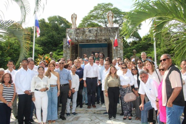 Moulanier señaló que el gobierno que ideó el líder militar no toleraba a políticos corruptos. Moulanier señaló que el gobierno que ideó el líder militar no toleraba a políticos corruptos.