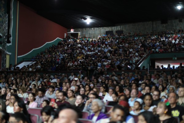 El concierto finalizó cerca de las 9:30 p.m. El concierto finalizó cerca de las 9:30 p.m.