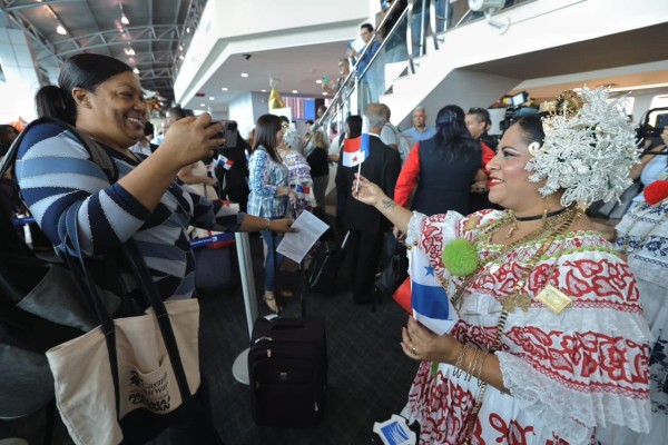 Llegada del primer vuelo de pasajeros de la aerolínea Cayman Airways Llegada del primer vuelo de pasajeros de la aerolínea Cayman Airways