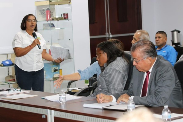 Valderrama hizo un llamado a todos los ganaderos de Panamá a reportar a las autoridades del Mida y de salud cualquier animal enfermo. Valderrama hizo un llamado a todos los ganaderos de Panamá a reportar a las autoridades del Mida y de salud cualquier animal enfermo.