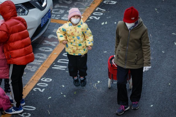 Beijing (China), 23/11/2023.- A child wears a face mask after dismissal from a school in Beijing, China, 23 November 2023. The World Health Organization (WHO) made an official request to China for detailed information following an increase of respiratory diseases and reported clusters of pneumonia in children in northern China. EFE/EPA/MARK R. CRISTINO Beijing (China), 23/11/2023.- A child wears a face mask after dismissal from a school in Beijing, China, 23 November 2023. The World Health Organization (WHO) made an official request to China for detailed information following an increase of respiratory diseases and reported clusters of pneumonia in children in northern China. EFE/EPA/MARK R. CRISTINO