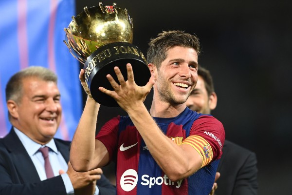 El centrocampista del Barcelona #20 Sergi Roberto levanta el premio del Trofeo Joan Gamper. El centrocampista del Barcelona #20 Sergi Roberto levanta el premio del Trofeo Joan Gamper.