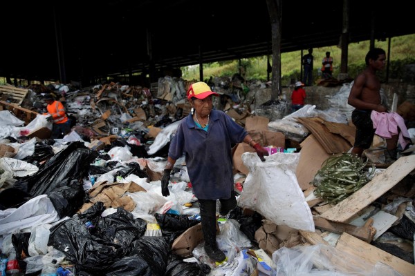 Conservación Miembros de la Cooperativa de Servicios de Reciclaje de Cerro Patacón recolectan este jueves, 26 de septiembre de 2019, plásticos y desechos de valor en una galera de reciclaje cerca al vertedero de Cerro Patacón, en Ciudad de Panamá (Panamá) Conservación Miembros de la Cooperativa de Servicios de Reciclaje de Cerro Patacón recolectan este jueves, 26 de septiembre de 2019, plásticos y desechos de valor en una galera de reciclaje cerca al vertedero de Cerro Patacón, en Ciudad de Panamá (Panamá)