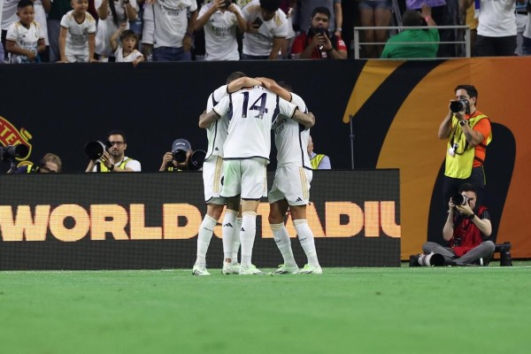 Jugadores del Real Madrid celebran un gol contra el Manchester United. Jugadores del Real Madrid celebran un gol contra el Manchester United.
