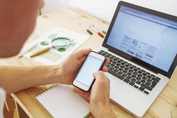 Los 'smartphones' permiten estar conectados a estas herramientas las 24 horas del día, los 365 día del año. Los 'smartphones' permiten estar conectados a estas herramientas las 24 horas del día, los 365 día del año.