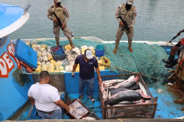 Momentos en que se retuvo la embarcación colombiana de nombre “De Pesca”. Momentos en que se retuvo la embarcación colombiana de nombre “De Pesca”.