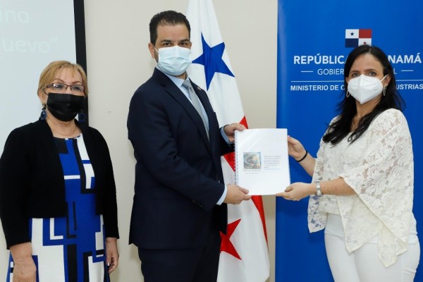 Empresarios reciben sus planes de negocio, tras culminar el quinto módulo sobre “Acceso a financiamiento” del Proyecto Agroindustria Competitiva (AIC). Empresarios reciben sus planes de negocio, tras culminar el quinto módulo sobre “Acceso a financiamiento” del Proyecto Agroindustria Competitiva (AIC).