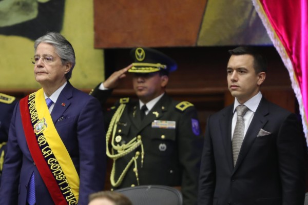 El saliente presidente de Ecuador, Guillermo Lasso (i) y el entrante, Daniel Noboa, se aprestan para la ceremonia de investidura hoy, al interior de la Asamblea Nacional, en Quito. El saliente presidente de Ecuador, Guillermo Lasso (i) y el entrante, Daniel Noboa, se aprestan para la ceremonia de investidura hoy, al interior de la Asamblea Nacional, en Quito.