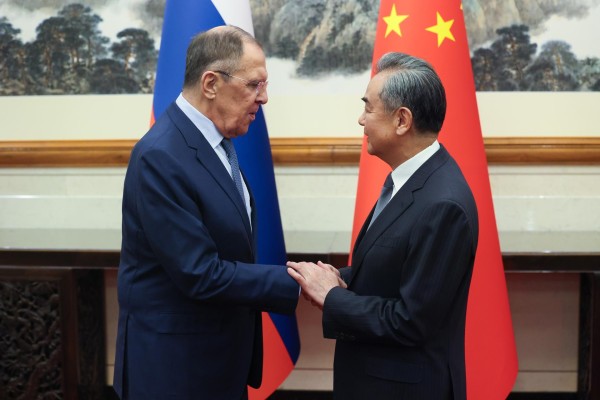 El ministro de Asuntos Exteriores ruso, Sergei Lavrov (i) y su homólogo chino, Wang Yi (d), en Pekín. El ministro de Asuntos Exteriores ruso, Sergei Lavrov (i) y su homólogo chino, Wang Yi (d), en Pekín.