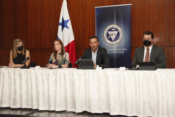 Los organizadores de las exposiciones comerciales durante la conferencia de prensa. Los organizadores de las exposiciones comerciales durante la conferencia de prensa.
